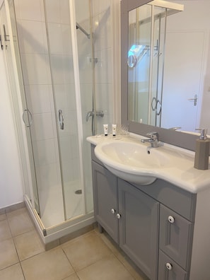 Douche, serviettes fournies, savon, papier de toilette