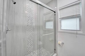 Shower, hair dryer, towels - Seaside Beach House - Steps to the Sand (Hollywood)