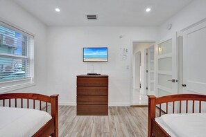 4 bedrooms, iron/ironing board, travel cot, free WiFi - Seaside Beach House - Steps to the Sand (Hollywood)