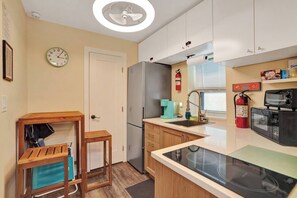 Fridge, microwave, oven, stovetop - Charming Beachside Studio | Steps to the Beach (Hollywood)