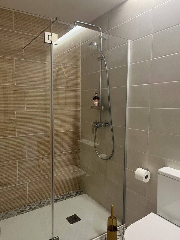 Een douche, een haardroger, handdoeken, zeep