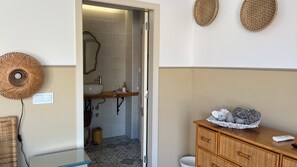 Shower, hair dryer, towels, soap - Vila Camélia - Amor Suite with private terrace (Porto)