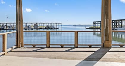 Texas Gulf Coast Family Room - Private Entry & Marina Views