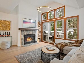 Fireplace - Updated Ski In 3-bedroom townhome in Whistler (Whistler)