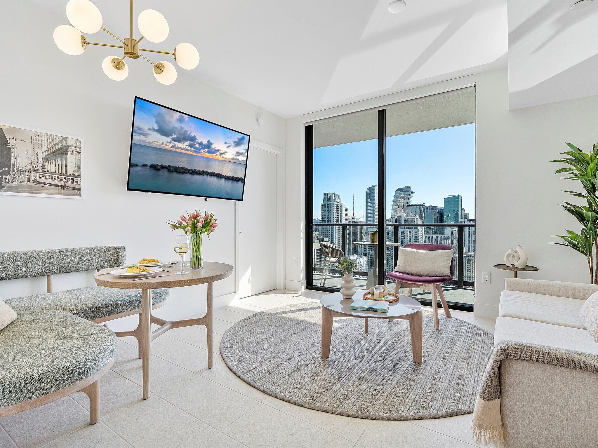 Apartamento Premium, balcón, vistas parciales al mar | Zona de estar | Smart TV de 42 pulgadas con canales por cable