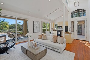 Televisión y chimenea