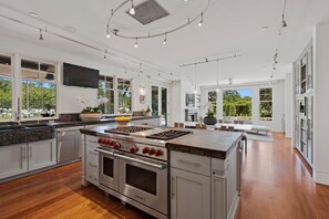 Oven, stovetop, dishwasher