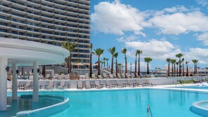 3 piscinas al aire libre, camas de piscina gratis, sombrillas