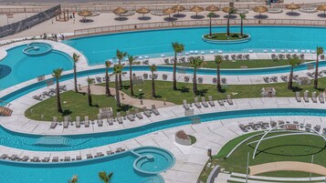 3 piscinas al aire libre, camas de piscina gratis, sombrillas