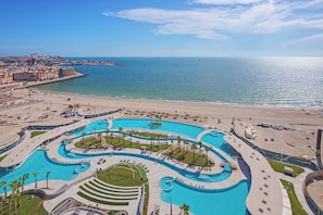 3 piscinas externas, barracas de cortesia, guarda-sóis