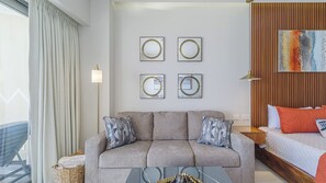 Condo Deluxe, balcón, vista al océano | Sala de estar | Televisión LED de 75 pulgadas con canales digitales 