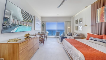 Apartamento Deluxe, balcón, vistas al mar | Minibar, caja fuerte, cortinas opacas y tabla de planchar con plancha