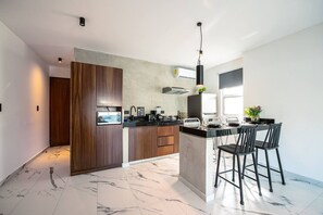 Kühlschrank, Mikrowelle, Wasserkocher mit Kaffee-/Teezubehör, Toaster