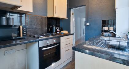 Cosy City Centre House for Work and Comfort