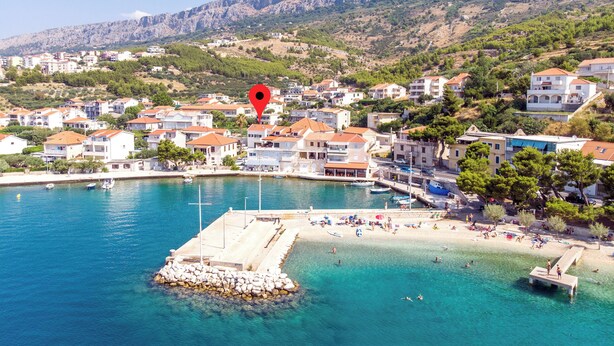 Une ville côtière dotée d’un port de plaisance, d’eaux d’un bleu limpide et d’une plage.