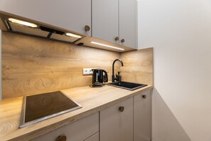 Kylskåp, mikrovågsugn, spishäll och diskmaskin