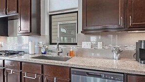 Private kitchen - Modern Midtown Retreat 3B– Walk to Museums, Downtown & More! (Houston)