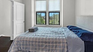 Room - Modern Midtown Retreat 3B– Walk to Museums, Downtown & More! (Houston)