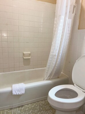 Bathtub, towels, soap, shampoo - deavers motel (Grove Hill)