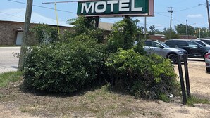 Señal de motel con restaurante y logotipo de toro.