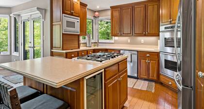 Linville Mountain Sanctuary: Light-Filled Home With Epic Views; Disc golf course