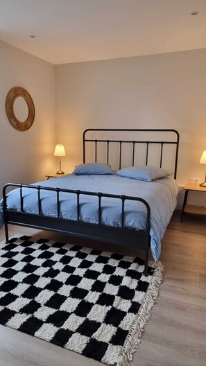 1 soverom, skrivebord, strykejern/-brett og reiseseng for barn