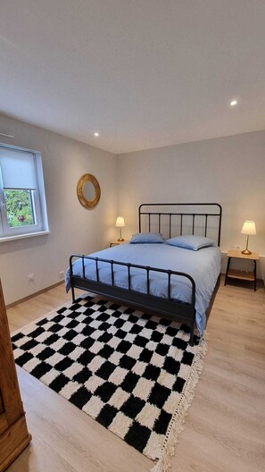 1 Schlafzimmer, Schreibtisch, Bügeleisen/Bügelbrett, Reisekinderbett