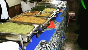 Ein reichhaltiges Buffet mit verschiedenen Speisen.