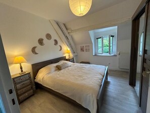 4 bedrooms, iron/ironing board, WiFi, bed sheets