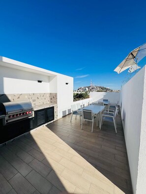 Outdoor dining - Modern Apartment | Swimming Pool | Centro Historico | Near Malecon (Mazatlán)