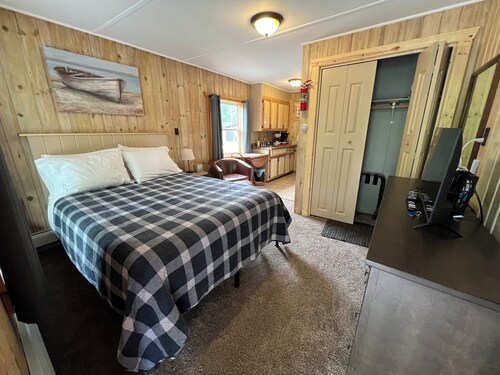Snug as a Bug Studio-style Motel on The Gull Lake Trail in Lake Shore WiFi, AC