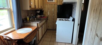 Snug as a Bug Studio-style Motel on The Gull Lake Trail in Lake Shore WiFi, AC