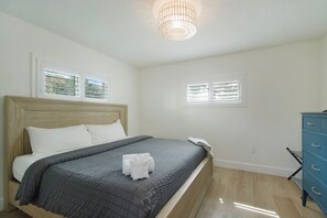 1 bedroom, iron/ironing board, free WiFi, bed sheets - Coastal Blue Escape (St. Augustine)