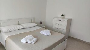 2 chambres, fer et planche à repasser, Wi-Fi gratuit, draps fournis