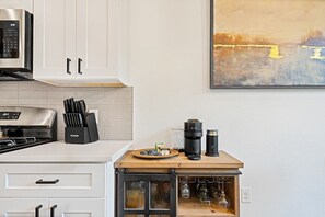 Fridge, microwave, oven, stovetop - New East Austin Modern, minutes to DT, Domain, & Airport (Austin)