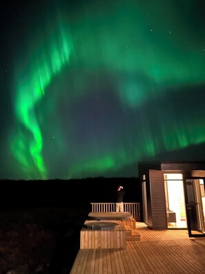 Terrace/patio - A peaceful, private luxury retreat w/hot tub in the heart of the Golden Circle (Grímsnes- og Grafningshreppur)
