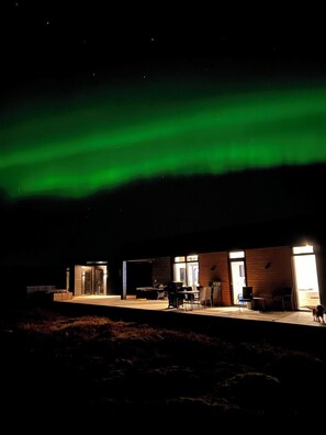 Terrace/patio - A peaceful, private luxury retreat w/hot tub in the heart of the Golden Circle (Grímsnes- og Grafningshreppur)