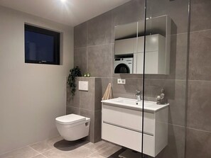 Shower, hair dryer, towels, soap - A peaceful, private luxury retreat w/hot tub in the heart of the Golden Circle (Grímsnes- og Grafningshreppur)