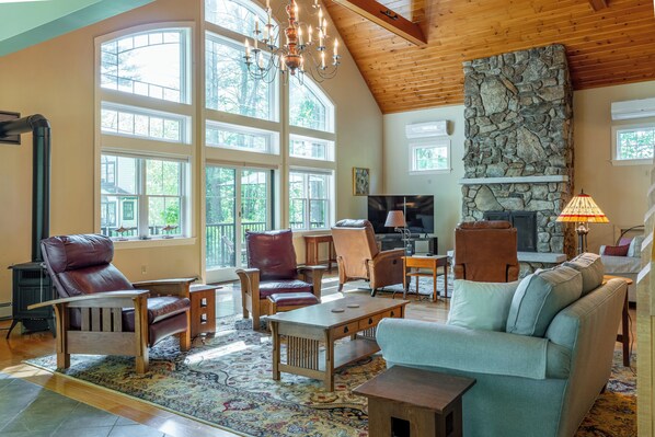 Smart TV, fireplace, ping pong