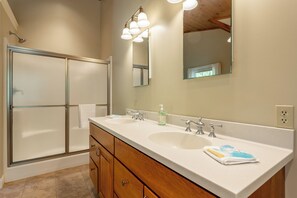 Shower, towels, soap, shampoo - Spacious Lakehouse +Private Dock+Firepit+Kayaks (Raymond)