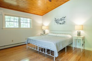 2 bedrooms, desk, free WiFi, bed sheets