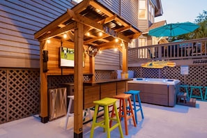 Outdoor dining - Sweet Carolina Retreat in Sea Pines with Pool, Fenced Yard, Fire Pit & Games (Hilton Head Island)