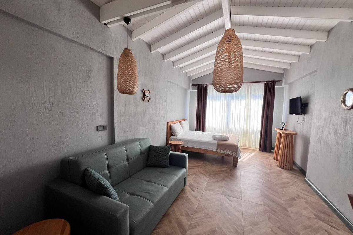 Habitación Deluxe, vista al jardín | Tabla de planchar con plancha y wifi gratis 