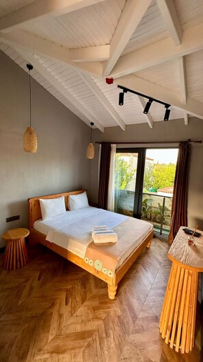 Deluxe Room, Garden View | Iron/ironing board, free WiFi