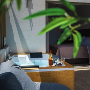 1 bedroom, iron/ironing board, travel crib, free WiFi - New Suite with Heated Jacuzzi, only 40m to Beach, Restaurants and Shops (Agia Pelagia)