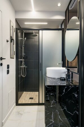 Secadora de cabello, toallas, jabón, papel de baño 