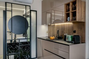 Refrigerador, parrilla de estufa, cafetera y tetera y tostadora 