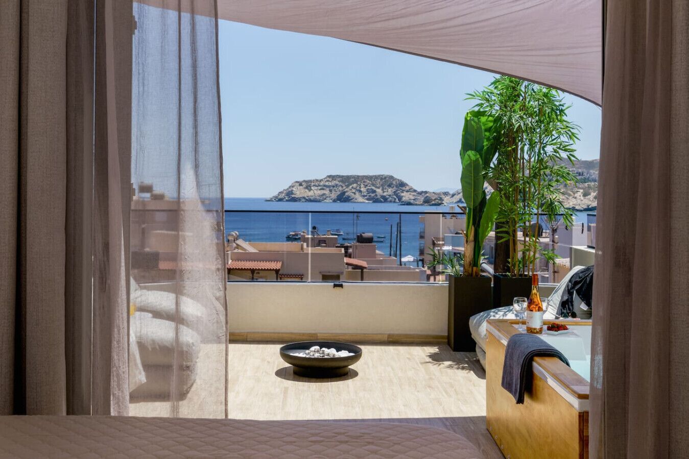 1 quarto, ferros/tábuas de passar roupa, berço de viagem