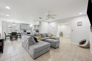 Smart TV - 4 bedroom home in Bridge City (Bridge City)