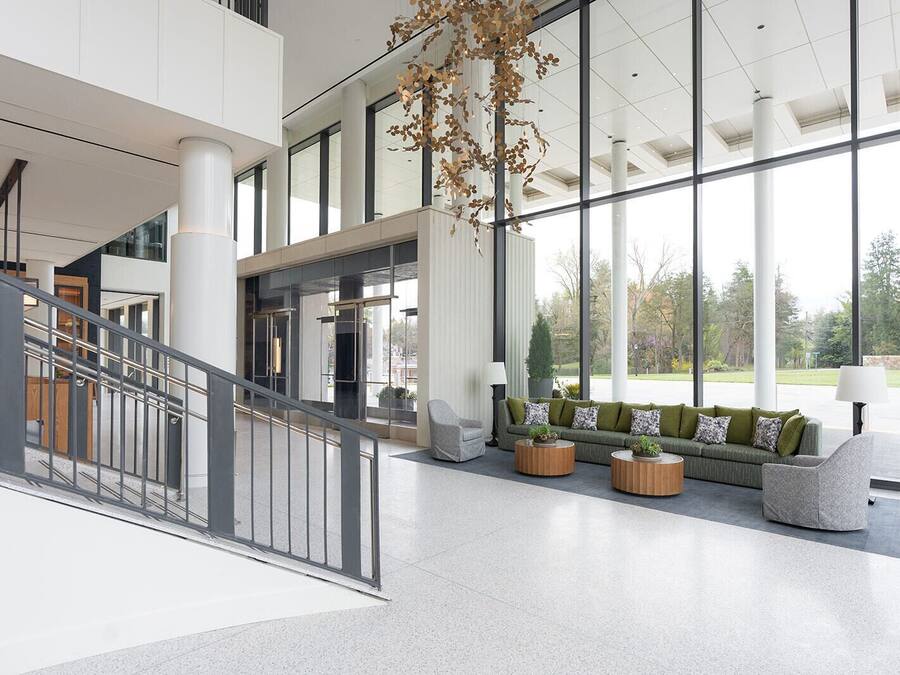 Área de estar no saguão